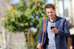 homem feliz usando celular e conferindo o consignado clt