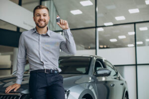 homem após fazer financiamento de carro com chave na mão