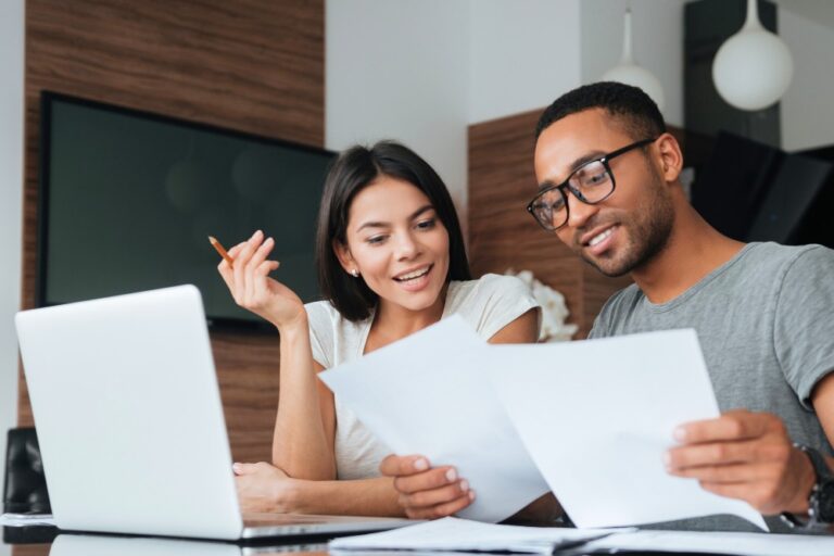 casal usando computador e conferindo juros do empréstimo